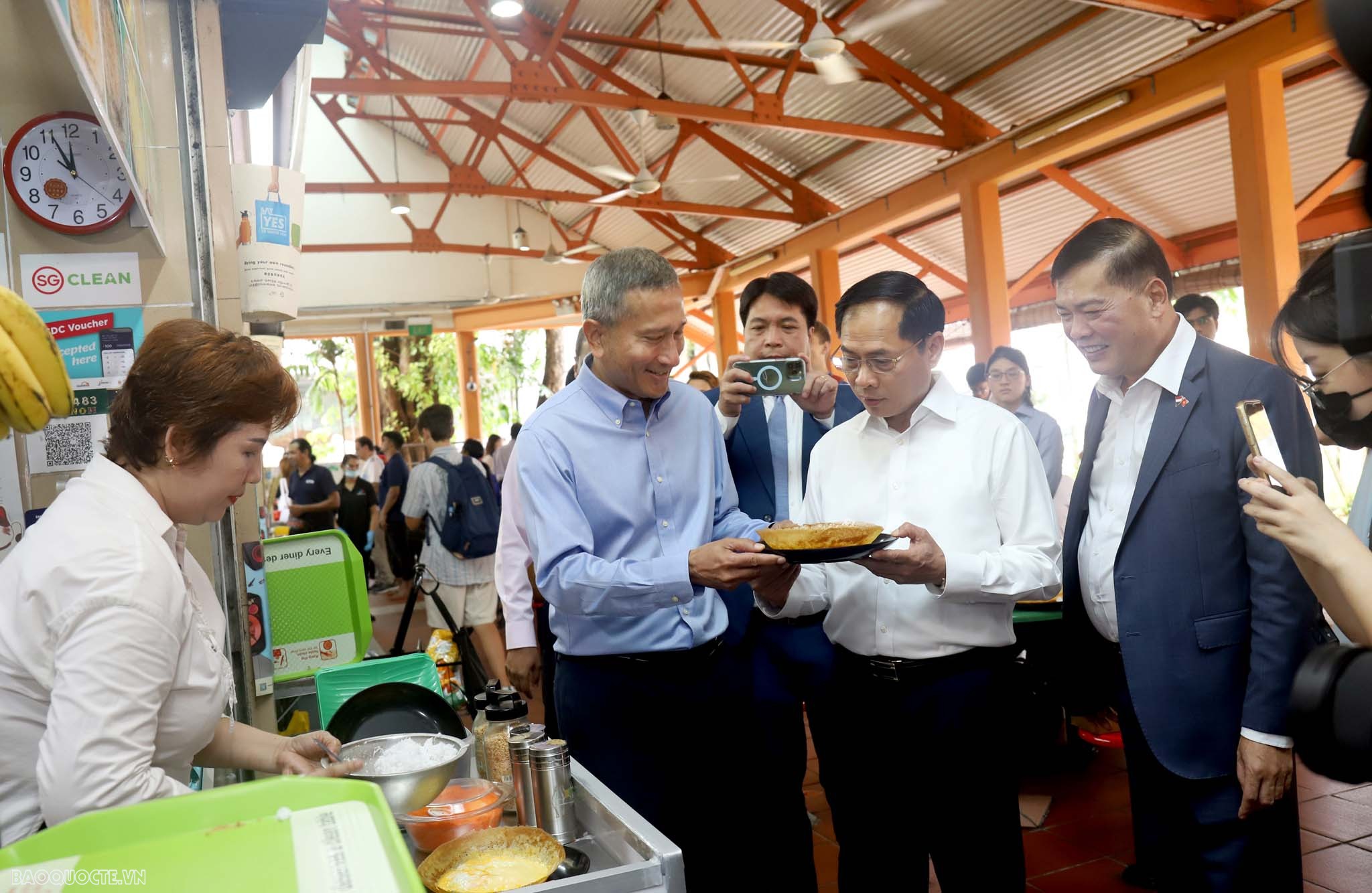 Bộ trưởng Bùi Thanh Sơn tham quan văn hóa ẩm thực đường phố của Singapore và dâng hoa tại tượng đài Chủ tịch Hồ Chí Minh Bộ trưởng Ngoại giao Bùi Thanh Sơn tham quan trung tâm văn hóa ẩm thực đường phố Singapore và dâng hoa tại Tượng đài Chủ tịch Hồ Chí Minh