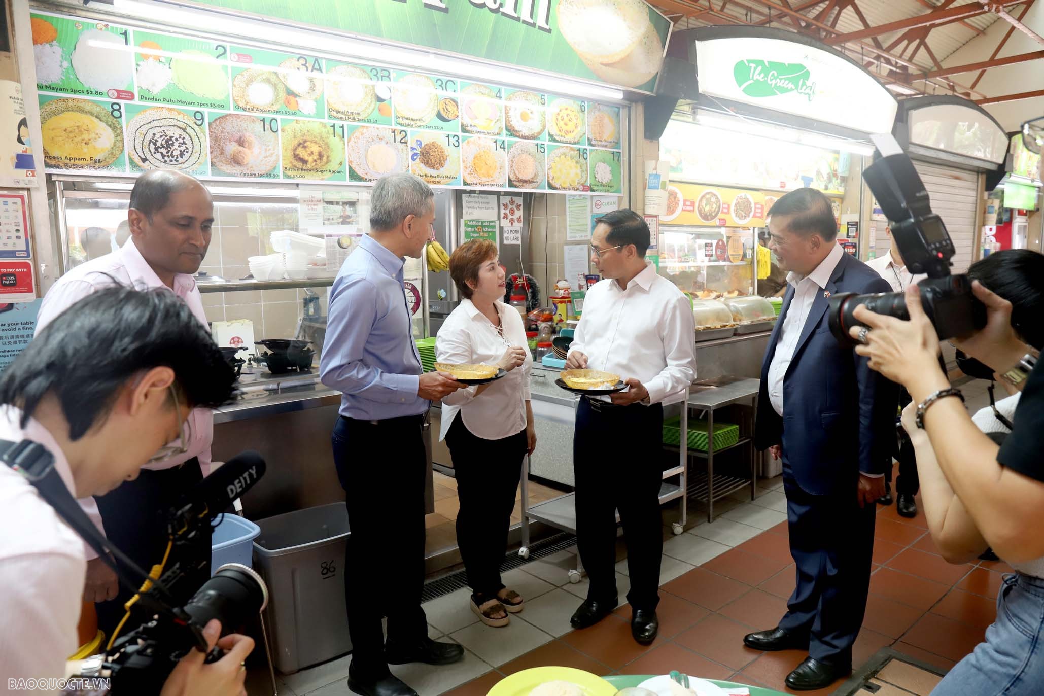 Bộ trưởng Bùi Thanh Sơn tham quan văn hóa ẩm thực đường phố của Singapore và dâng hoa tại tượng đài Chủ tịch Hồ Chí Minh Bộ trưởng Ngoại giao Bùi Thanh Sơn tham quan trung tâm văn hóa ẩm thực đường phố Singapore và dâng hoa tại Tượng đài Chủ tịch Hồ Chí Minh