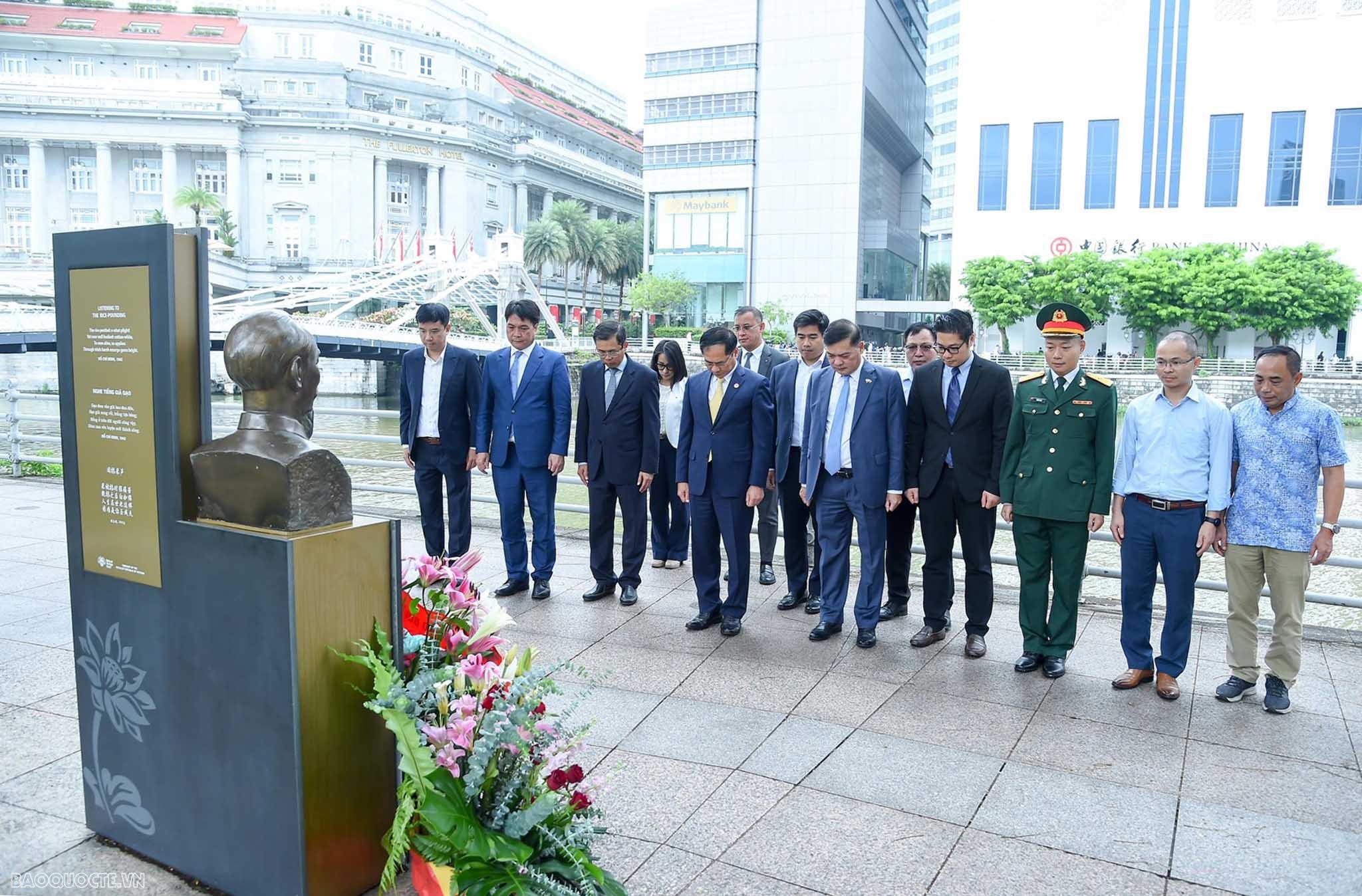Bộ trưởng Bùi Thanh Sơn tham quan văn hóa ẩm thực đường phố của Singapore và dâng hoa tại tượng đài Chủ tịch Hồ Chí Minh Bộ trưởng Ngoại giao Bùi Thanh Sơn tham quan trung tâm văn hóa ẩm thực đường phố Singapore và dâng hoa tại Tượng đài Chủ tịch Hồ Chí Minh