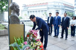Bộ trưởng Ngoại giao Bùi Thanh Sơn tham quan trung tâm văn hóa ẩm thực đường phố Singapore và dâng hoa tại Tượng đài Chủ tịch Hồ Chí Minh