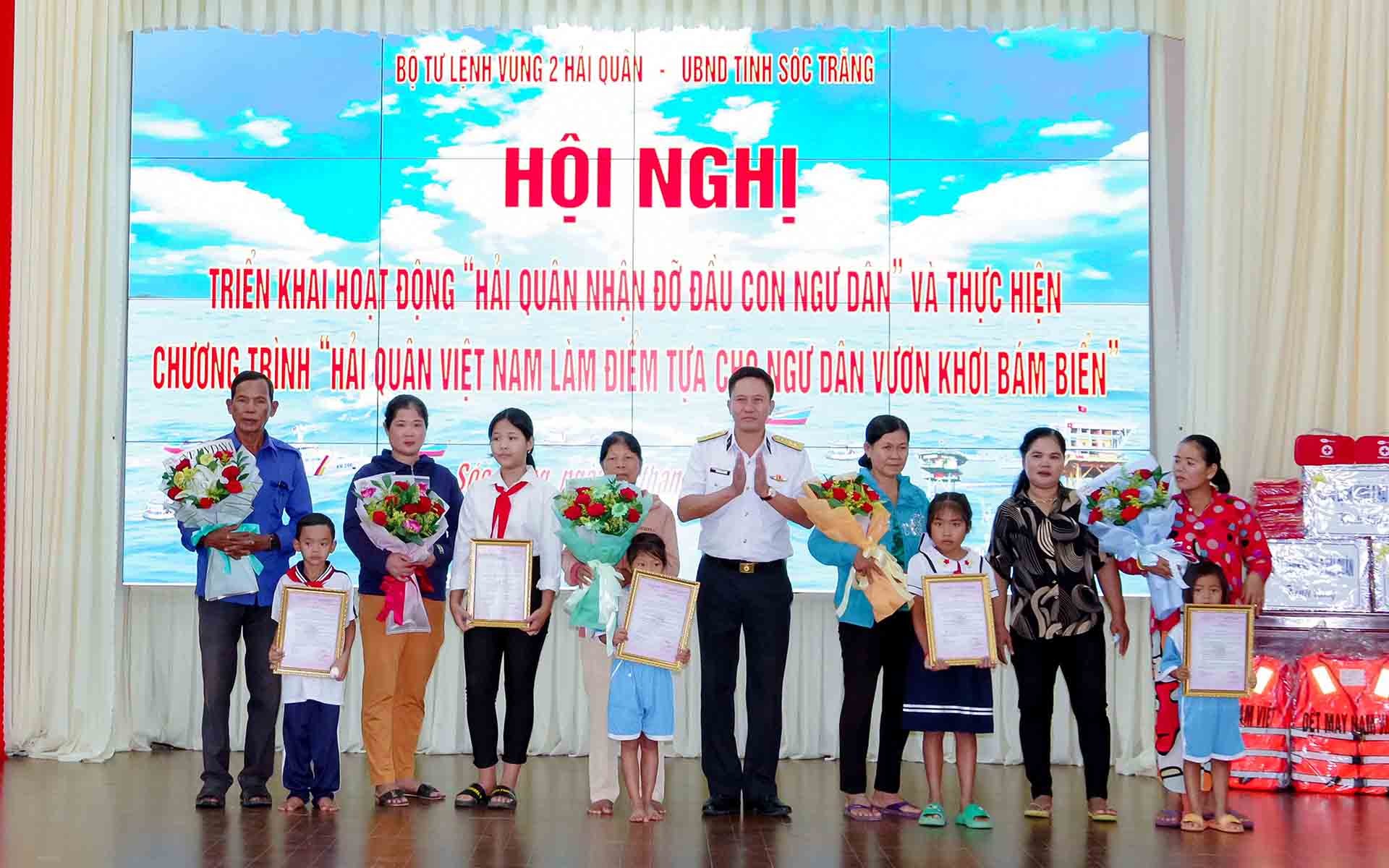 Trao quyết định nhận đỡ đầu con ngư dân. Trao quyết định nhận đỡ đầu con ngư dân.