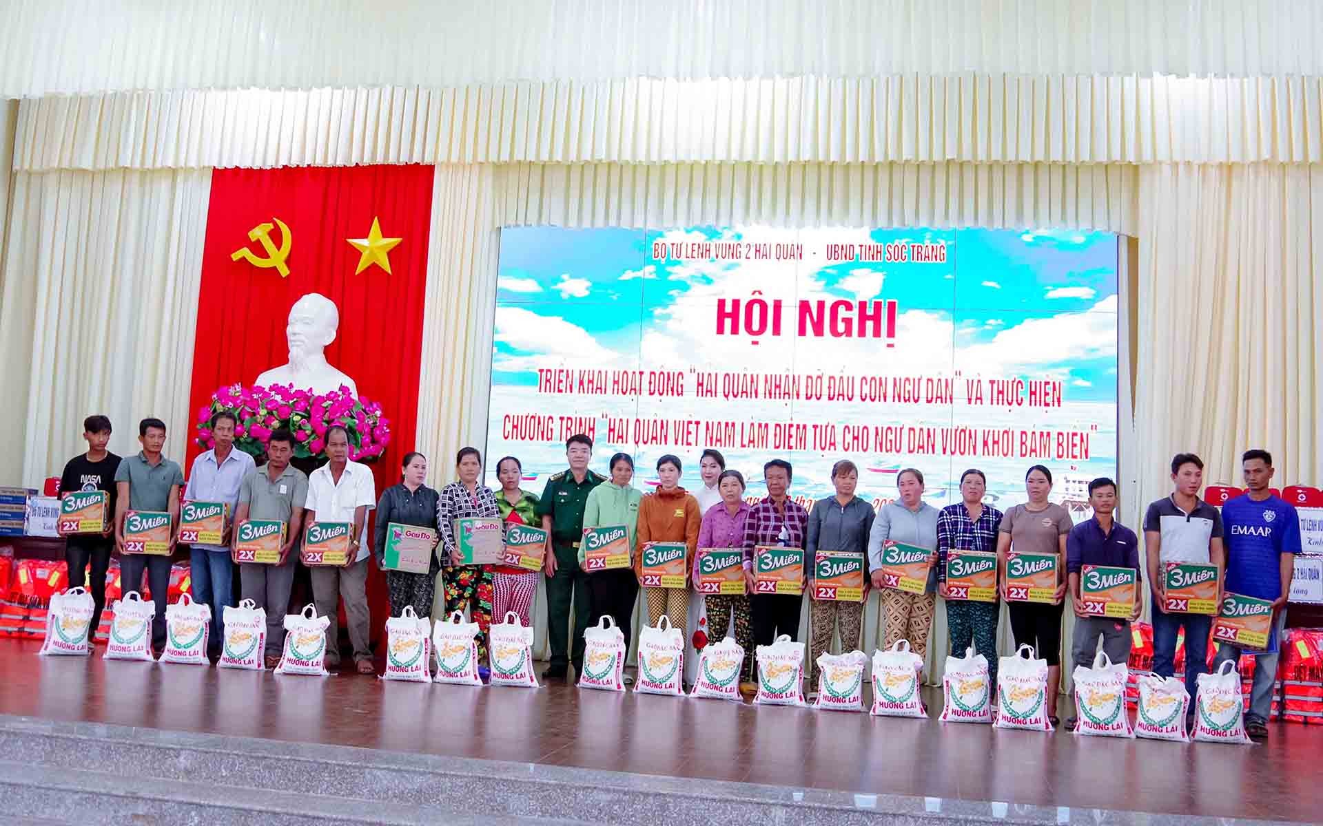 Tặng quà cho ngư dân có hoàn cảnh khó khăn khu vực biên giới biển. Tặng quà cho ngư dân có hoàn cảnh khó khăn khu vực biên giới biển.