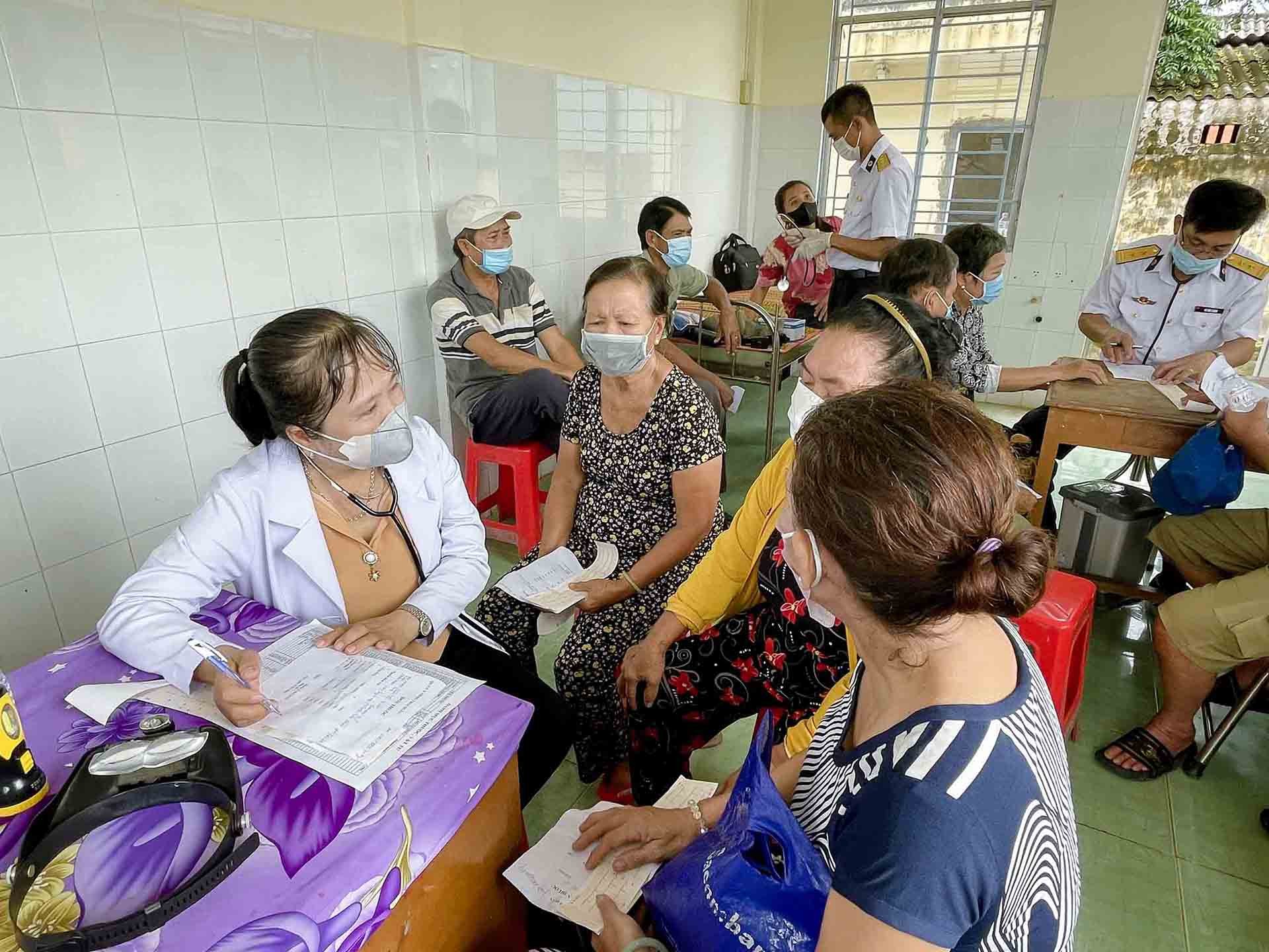 Khám bệnh cấp thuốc miễn phí cho người dân có hoàn cảnh khó khăn khu vực biên giới biển. Khám bệnh cấp thuốc miễn phí cho người dân có hoàn cảnh khó khăn khu vực biên giới biển.