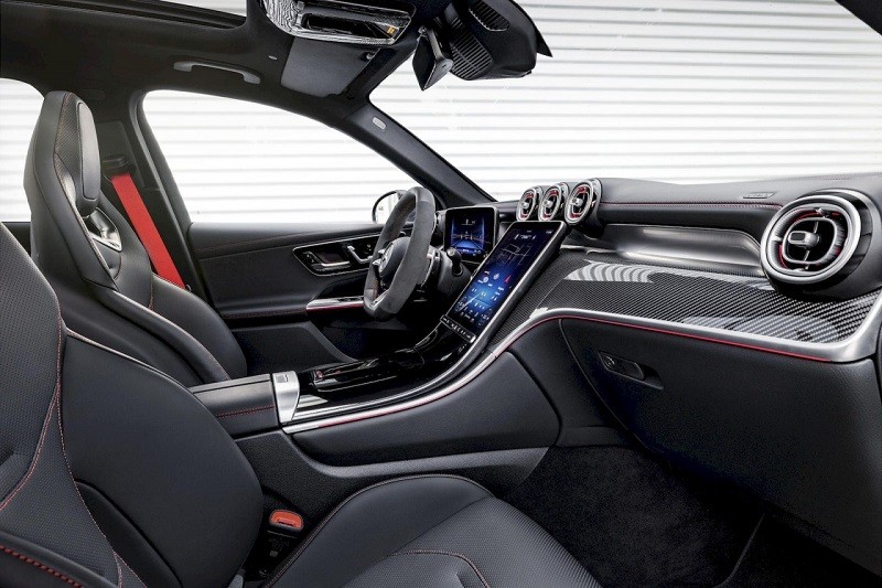 Nội thất Mercedes-AMG C43 sử dụng chỉ thêu màu đỏ tương phản.