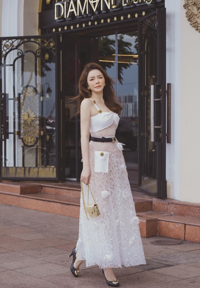 Lý Nhã Kỳ khoe vóc dáng gợi cảm đón tuổi mới