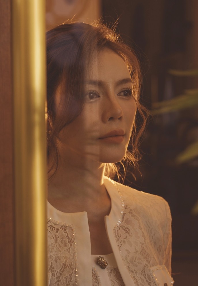 Lý Nhã Kỳ khoe vóc dáng gợi cảm đón tuổi mới