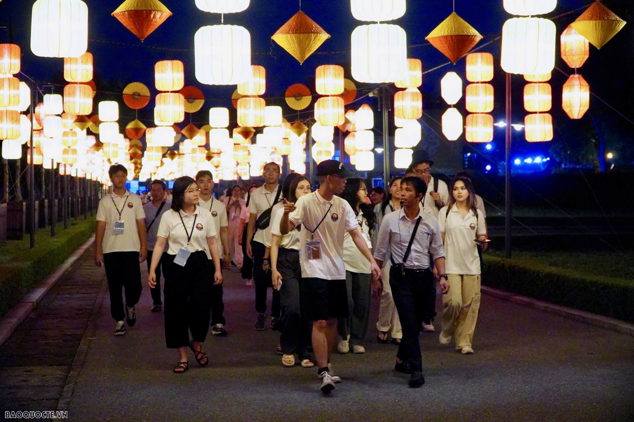 Đoàn kiều bào được hướng dẫn thăm quan tại Khu di tích lịch sử Hoàng Thành Thăng Long (Ảnh: Tuấn Việt) Đoàn kiều bào được hướng dẫn thăm quan tại Khu di tích lịch sử Hoàng Thành Thăng Long (Ảnh: Tuấn Việt)