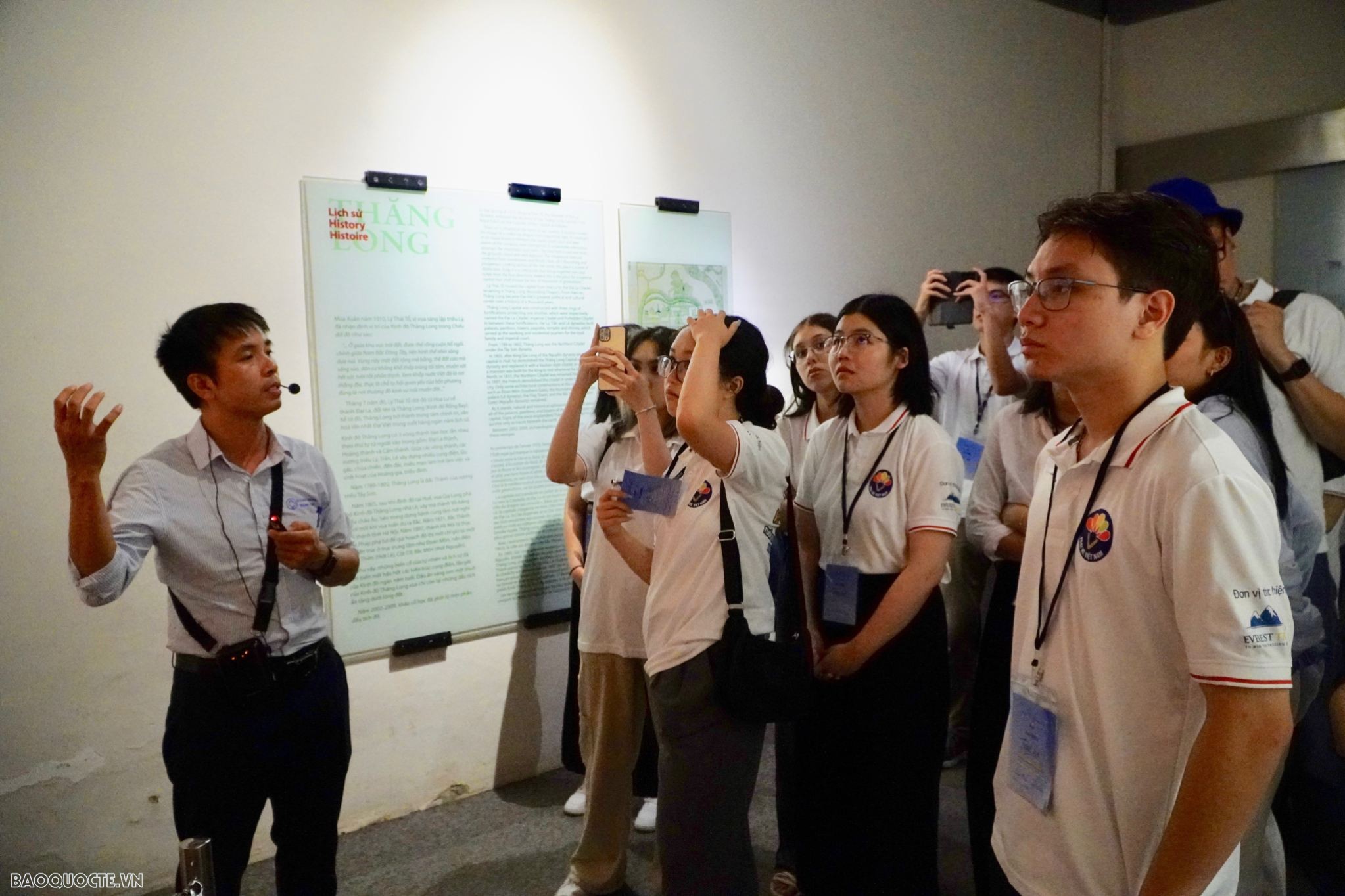 Hoàng thành Thăng Long - Điểm dừng chân thứ ba của 120 kiều bảo trẻ trong hành trình xuyên Việt Hoàng thành Thăng Long - Điểm dừng chân thứ ba của 120 kiều bảo trẻ trong hành trình xuyên Việt