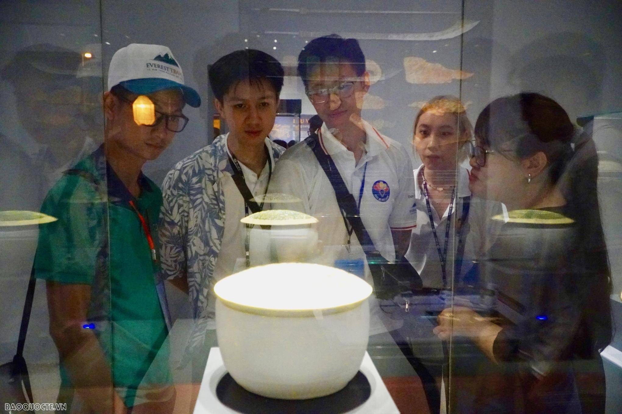 Các kiều bảo trẻ hứng thú chiêm ngưỡng, và nghe thuyết minh về các cổ vật. (Ảnh: Tuấn Việt) Các kiều bảo trẻ hứng thú chiêm ngưỡng, và nghe thuyết minh về các cổ vật. (Ảnh: Tuấn Việt)