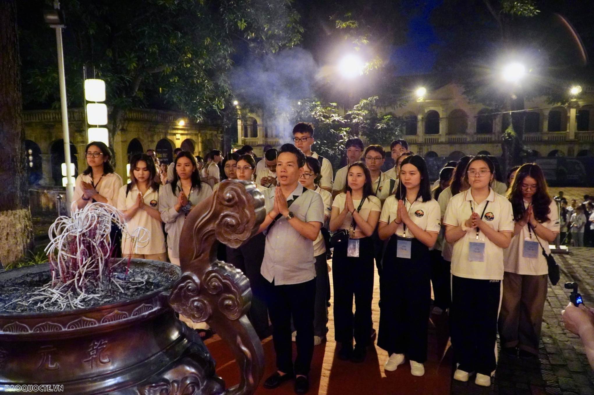 Hoàng thành Thăng Long - Điểm dừng chân thứ ba của 120 kiều bảo trẻ trong hành trình xuyên Việt Hoàng thành Thăng Long - Điểm dừng chân thứ ba của 120 kiều bảo trẻ trong hành trình xuyên Việt