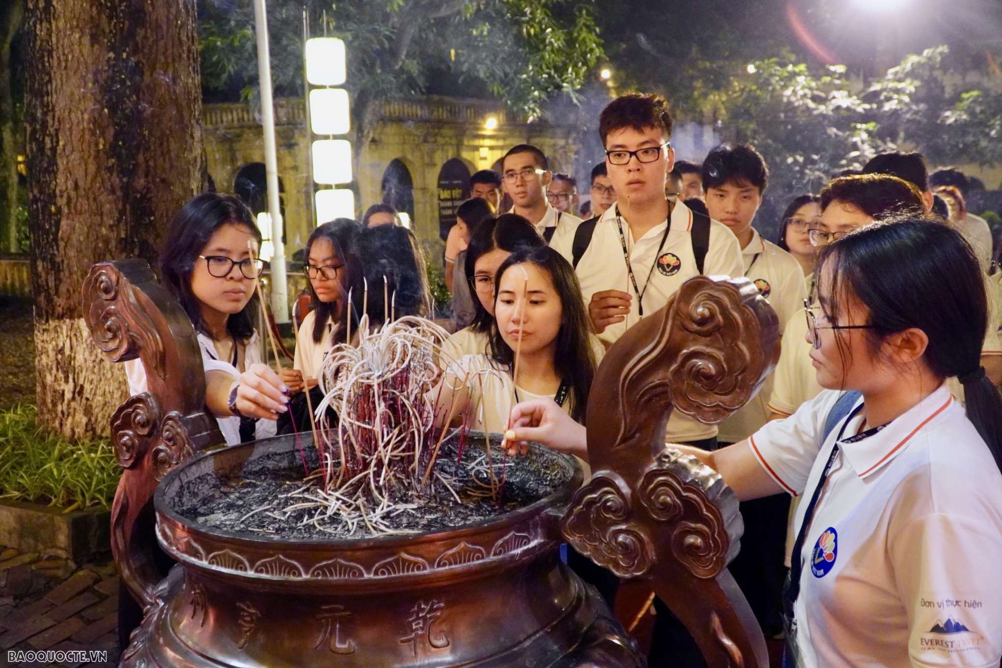 Đoàn kiều bảo trẻ một lòng thành kính dâng hương, tưởng nhớ các Đoàn kiều bảo trẻ một lòng thành kính dâng hương, tưởng nhớ các