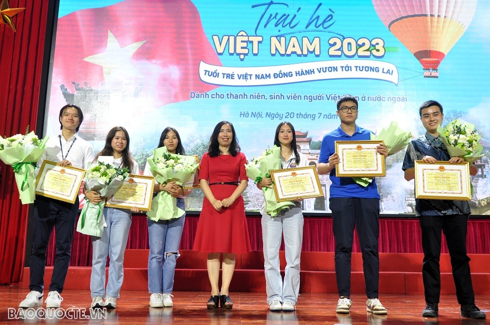 (07.20) Đại biểu Trại hè nhận bằng khen của Thứ trưởng Ngoại giao Lê Thị Thu Hằng vì có thành tích xuất sắc. (Ảnh: Minh Quân) (07.20) Đại biểu Trại hè nhận bằng khen của Thứ trưởng Ngoại giao Lê Thị Thu Hằng vì có thành tích xuất sắc. (Ảnh: Minh Quân)