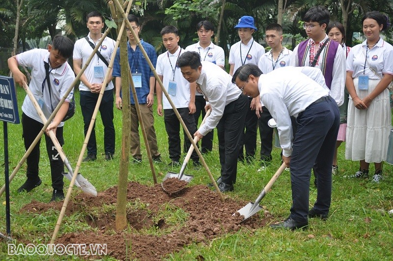 (07.20) Ông Đinh Hoàng Linh, Phó Chủ nhiệm Ủy ban Nhà nước về người Việt Nam ở nước ngoài cùng các khách mời, đại biểu Trại hè trồng cây lưu niệm tại Nhà làm việc Bộ Ngoại giao. (Ảnh: Minh Quân) (07.20) Ông Đinh Hoàng Linh, Phó Chủ nhiệm Ủy ban Nhà nước về người Việt Nam ở nước ngoài cùng các khách mời, đại biểu Trại hè trồng cây lưu niệm tại Nhà làm việc Bộ Ngoại giao. (Ảnh: Minh Quân)