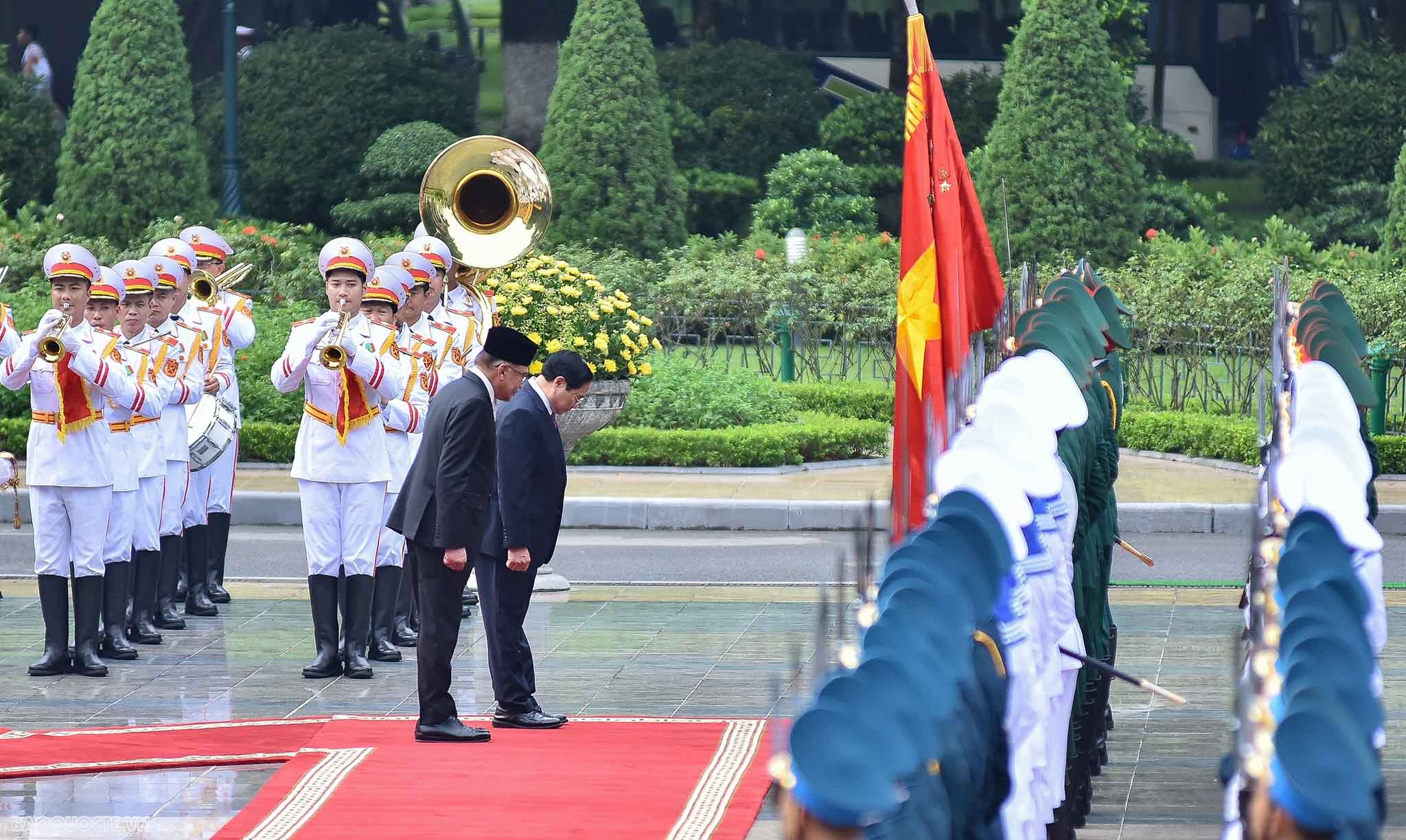 Thủ tướng Phạm Minh Chính và Phu nhân chủ trì lễ đón chính thức Thủ tướng Malaysia và Phu nhân