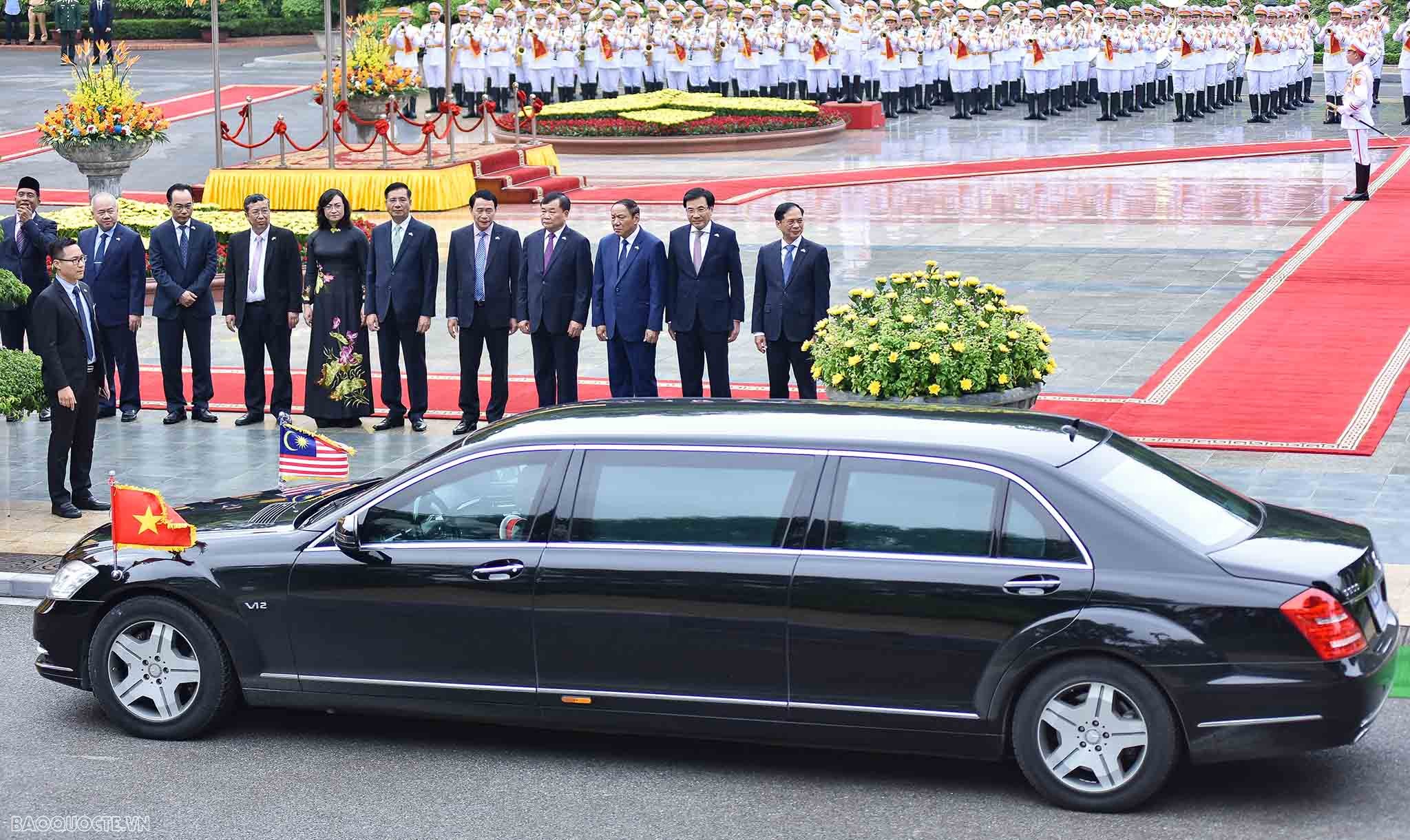 Thủ tướng Phạm Minh Chính và Phu nhân chủ trì lễ đón chính thức Thủ tướng Malaysia và Phu nhân