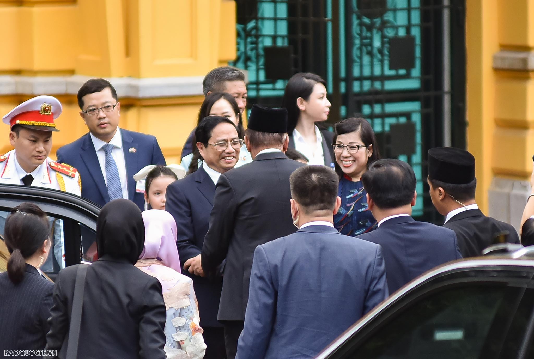 Thủ tướng Phạm Minh Chính và Phu nhân chủ trì lễ đón chính thức Thủ tướng Malaysia và Phu nhân