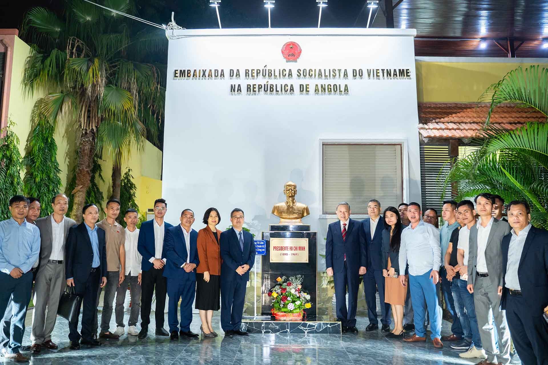 Việt Nam luôn coi trọng thúc đẩy quan hệ hợp tác hữu nghị truyền thống với Angola Việt Nam luôn coi trọng thúc đẩy quan hệ hợp tác hữu nghị truyền thống với Angola