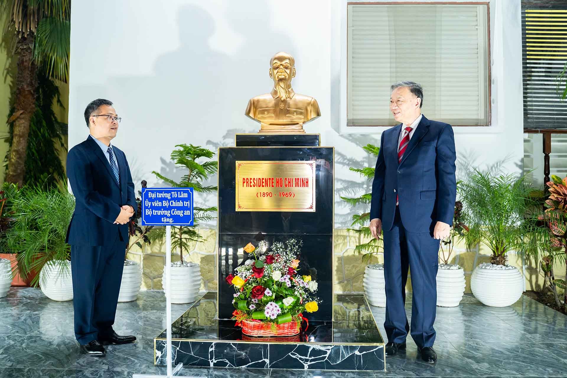 Việt Nam luôn coi trọng thúc đẩy quan hệ hợp tác hữu nghị truyền thống với Angola Việt Nam luôn coi trọng thúc đẩy quan hệ hợp tác hữu nghị truyền thống với Angola