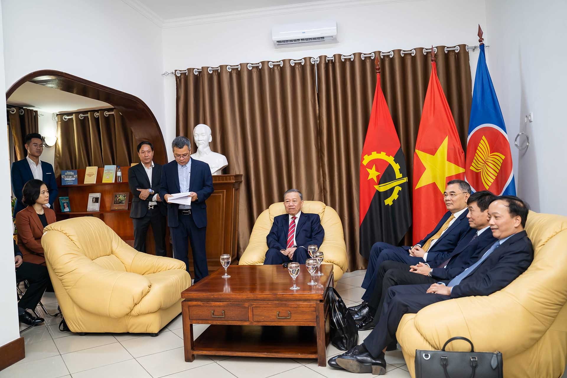 Việt Nam luôn coi trọng thúc đẩy quan hệ hợp tác hữu nghị truyền thống với Angola Việt Nam luôn coi trọng thúc đẩy quan hệ hợp tác hữu nghị truyền thống với Angola