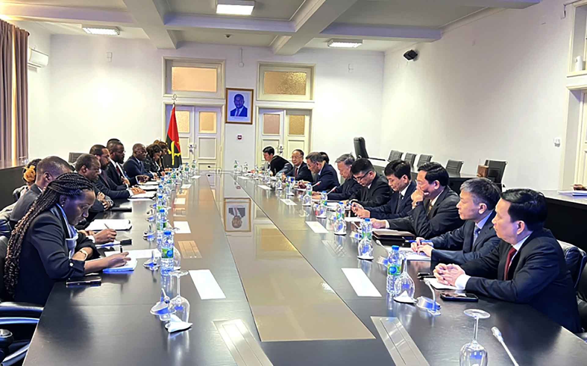 Việt Nam luôn coi trọng thúc đẩy quan hệ hợp tác hữu nghị truyền thống với Angola Việt Nam luôn coi trọng thúc đẩy quan hệ hợp tác hữu nghị truyền thống với Angola