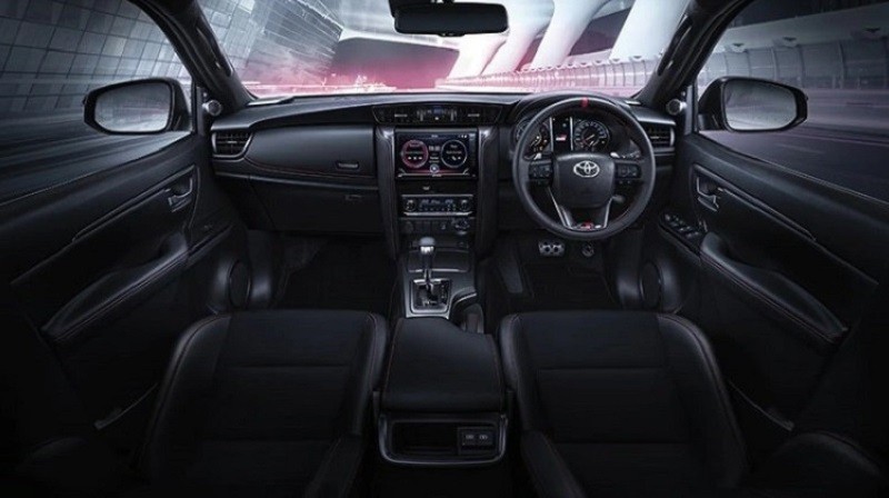 Nội thất trên Toyota Fortuner GR Sport hiện tại.