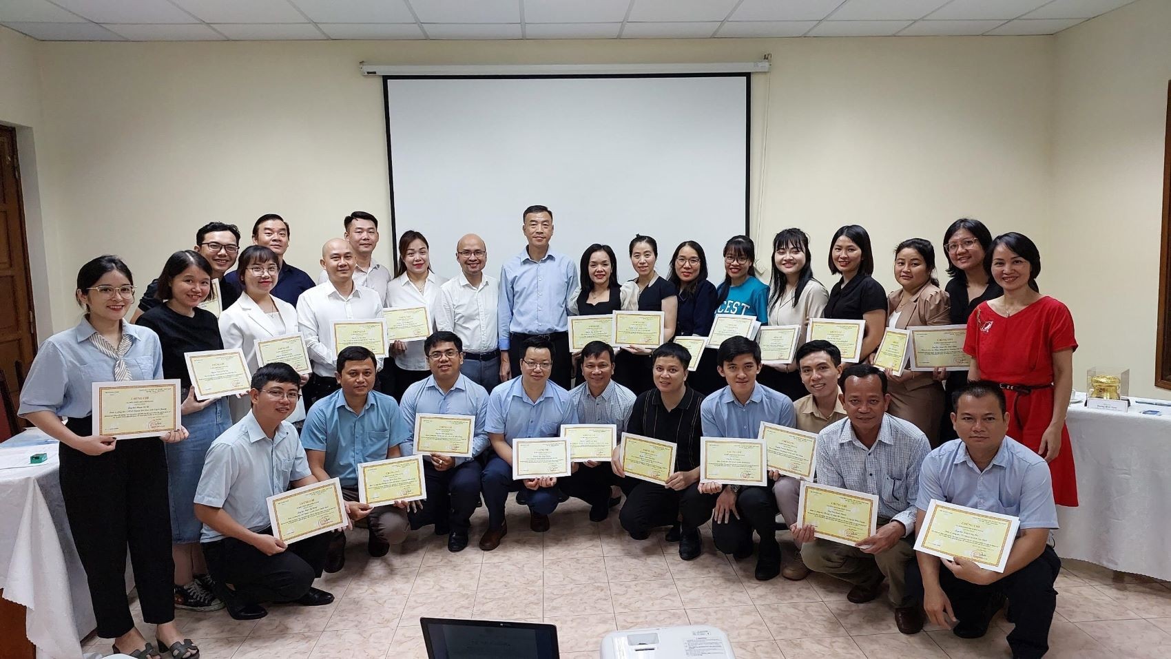 Bế giảng Khoá học bồi dưỡng kỹ năng phiên dịch tiếp xúc dành cho cán bộ ngoại vụ