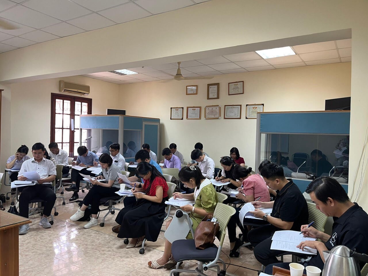 Bế giảng Khoá học bồi dưỡng kỹ năng phiên dịch tiếp xúc dành cho cán bộ ngoại vụ