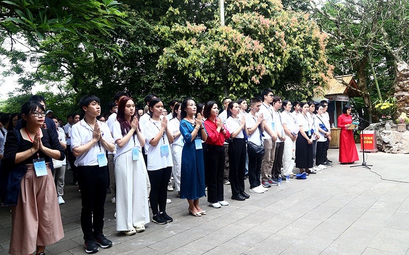 Thanh niên kiều bào dâng hương tưởng niệm các Vua Hùng ss Trại hè Việt Nam 2023: 120 thanh niên kiều bào dâng hương tưởng niệm các Vua Hùng tại Đền Hùng, Phú Thọ