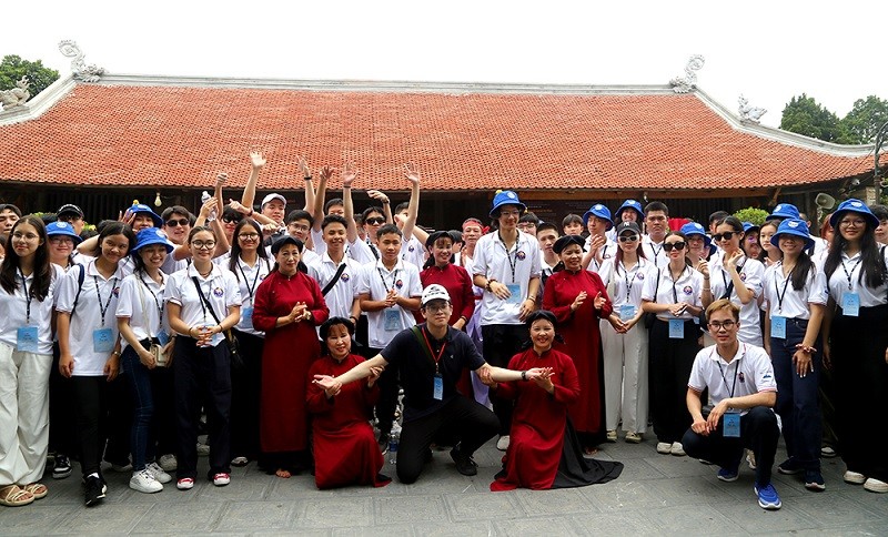 Thanh niên kiều bào dâng hương tưởng niệm các Vua Hùng ss Thanh niên kiều bào dâng hương tưởng niệm các Vua Hùng ss