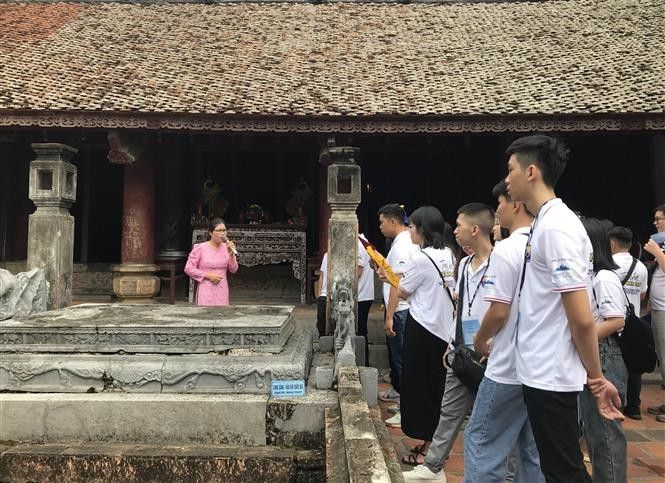 Trại hè Việt Nam 2023: Dâng hương tưởng niệm các bậc tiên đế tại Cố đô Hoa Lư, tỉnh Ninh Bình