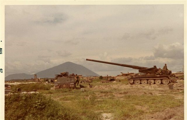 Trận địa pháo 175 ly tự hành của Mỹ đóng dưới chân đồi Tức Dụp trong trận đánh 128 ngày đêm. Trận địa pháo 175 ly tự hành của Mỹ đóng dưới chân đồi Tức Dụp trong trận đánh 128 ngày đêm.