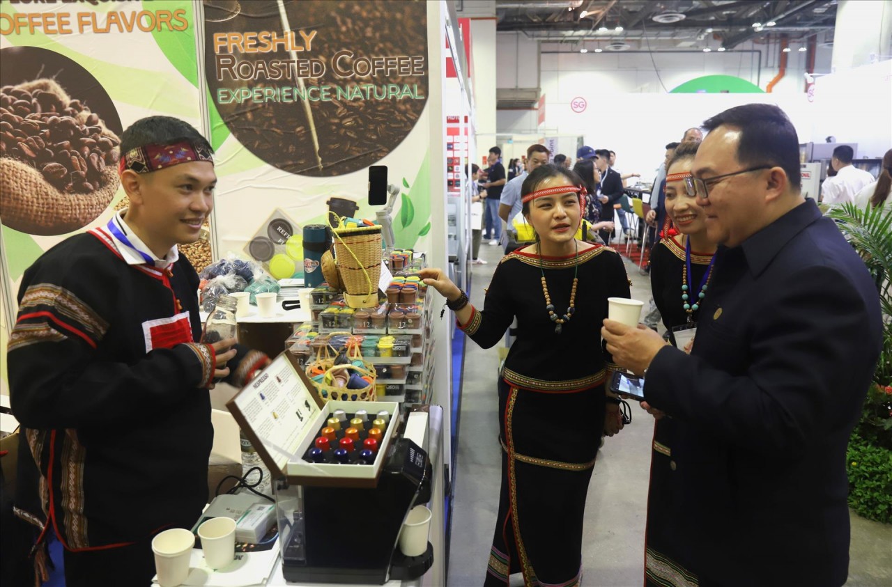 Quảng bá cà phê trứng đặc sản của Thủ đô Hà Nội tại Gian hàng Việt Nam tổ chức tại Singapore, tháng 5/2023. (Nguồn: TTXVN)