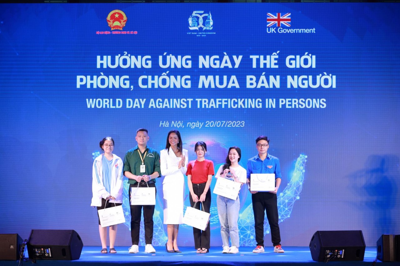 Hoa hậu H’Hen Niê tặng quà lưu niệm cho các bạn sinh viên xuất sắc trong phần hỏi đáp kiến thức về phòng, chống mua bán người. (Nguồn: ĐSQ Anh tại Việt Nam) Hoa hậu H’Hen Niê tặng quà lưu niệm cho các bạn sinh viên xuất sắc trong phần hỏi đáp kiến thức về phòng, chống mua bán người. (Nguồn: ĐSQ Anh tại Việt Nam)