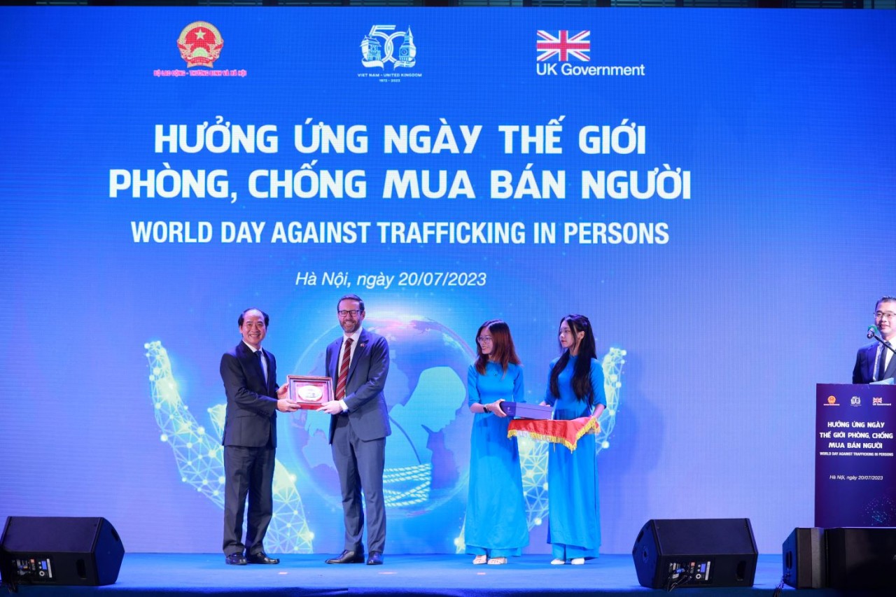 Trao quà lưu niệm giữa Bộ Lao động - Thương binh và Xã hội và Đại sứ quán Anh. Trao quà lưu niệm giữa Bộ Lao động - Thương binh và Xã hội và Đại sứ quán Anh.