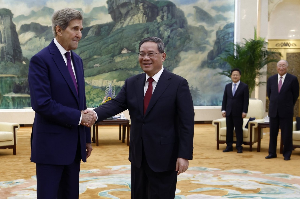 Thủ tướng Triung Quốc Lý Cường tiếp ông John Kerry, Đặc phái viên của Tổng thống Mỹ về biến đổi khí hậu trong chuyến thăm Trung Quốc từ 16-19/7. (Nguồn: EPA) Thủ tướng Triung Quốc Lý Cường tiếp ông John Kerry, Đặc phái viên của Tổng thống Mỹ về biến đổi khí hậu trong chuyến thăm Trung Quốc từ 16-19/7. (Nguồn: EPA)