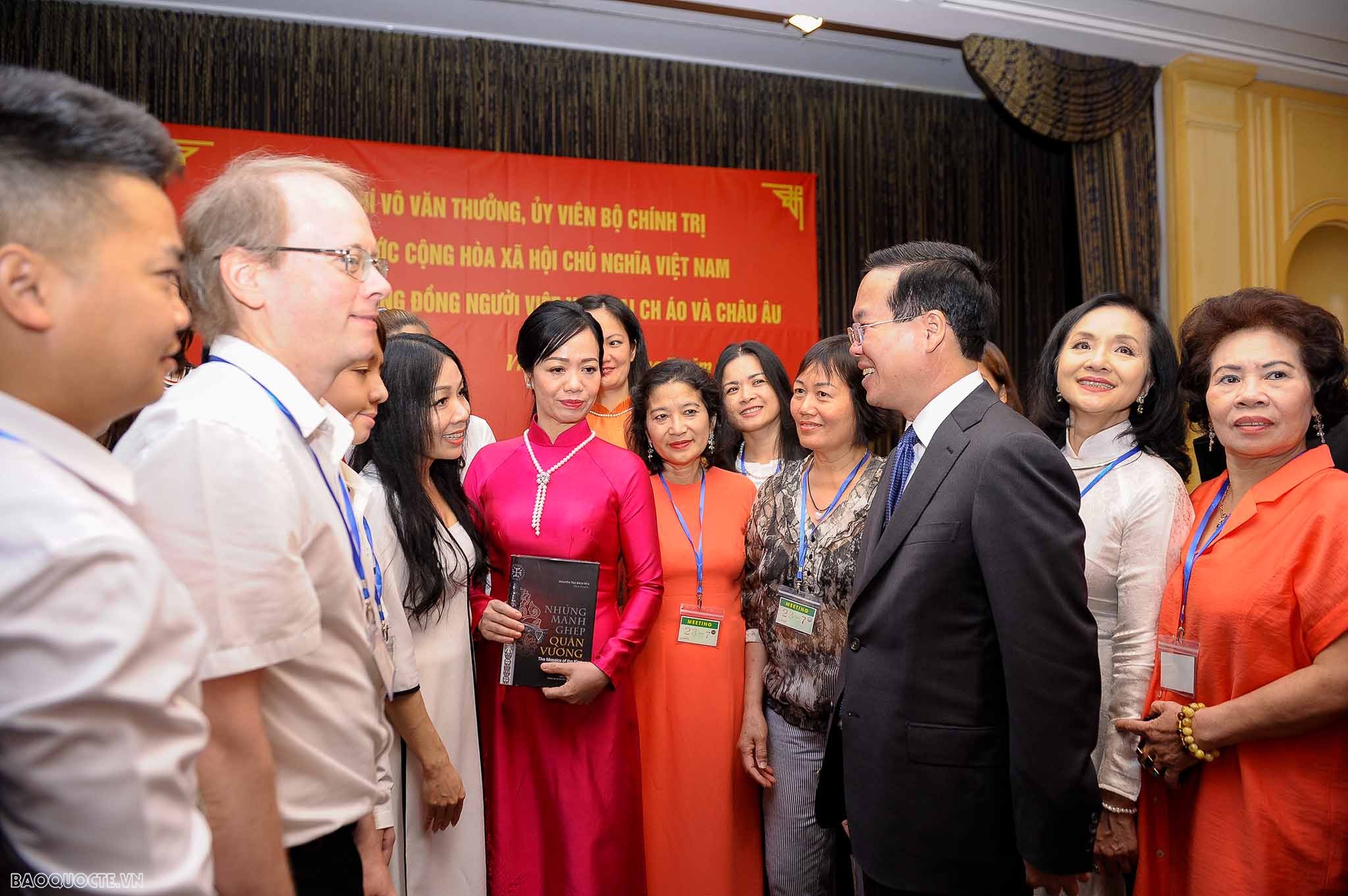 Chủ tịch nước Võ Văn Thưởng và Phu nhân thăm Đại sứ quán Việt Nam tại Áo Chủ tịch nước Võ Văn Thưởng và Phu nhân thăm Đại sứ quán Việt Nam tại Áo