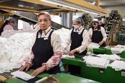 Tăng phúc lợi - bí quyết doanh nghiệp Nhật Bản giữ chân lao động lớn tuổi