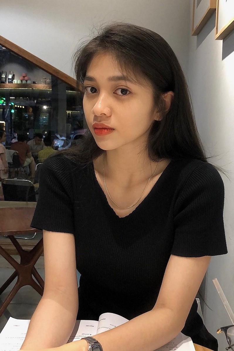 Người đẹp để tóc xõa, chỉ thoa chút son dưỡng khi đi chơi cùng bạn bè. 