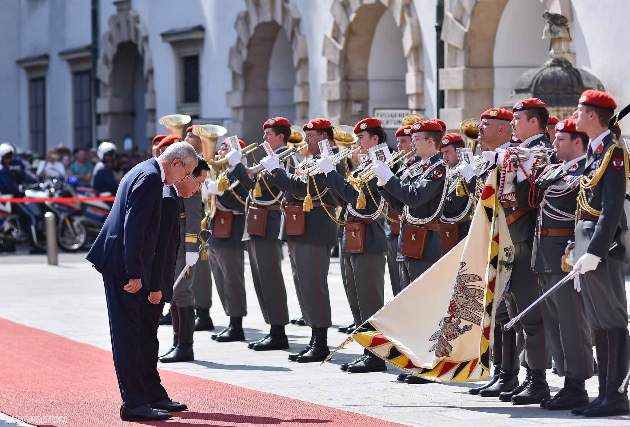 Lễ đón chính thức Chủ tịch nước và Phu nhân tại Phủ Tổng thống Áo