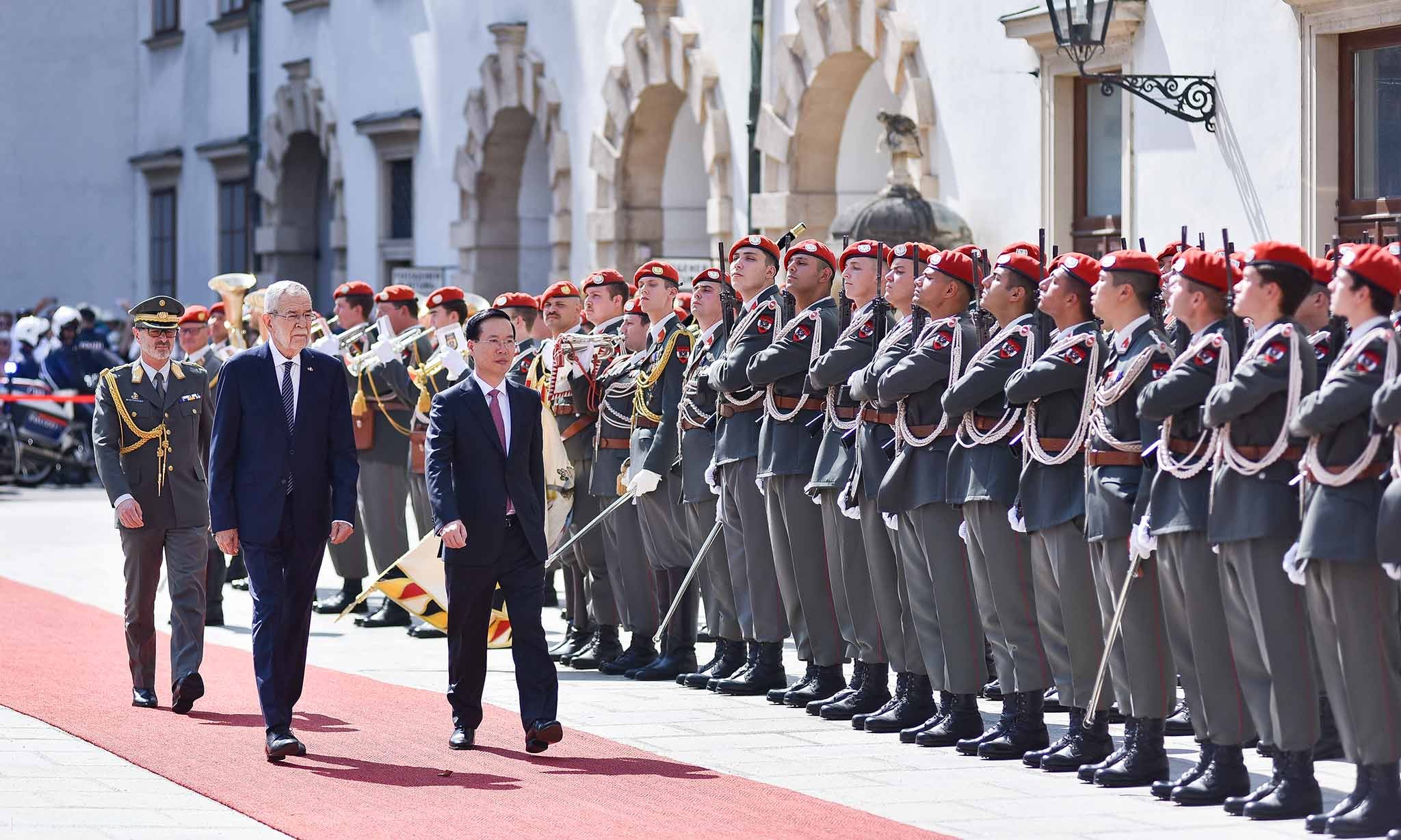 Lễ đón chính thức Chủ tịch nước và Phu nhân tại Phủ Tổng thống Áo