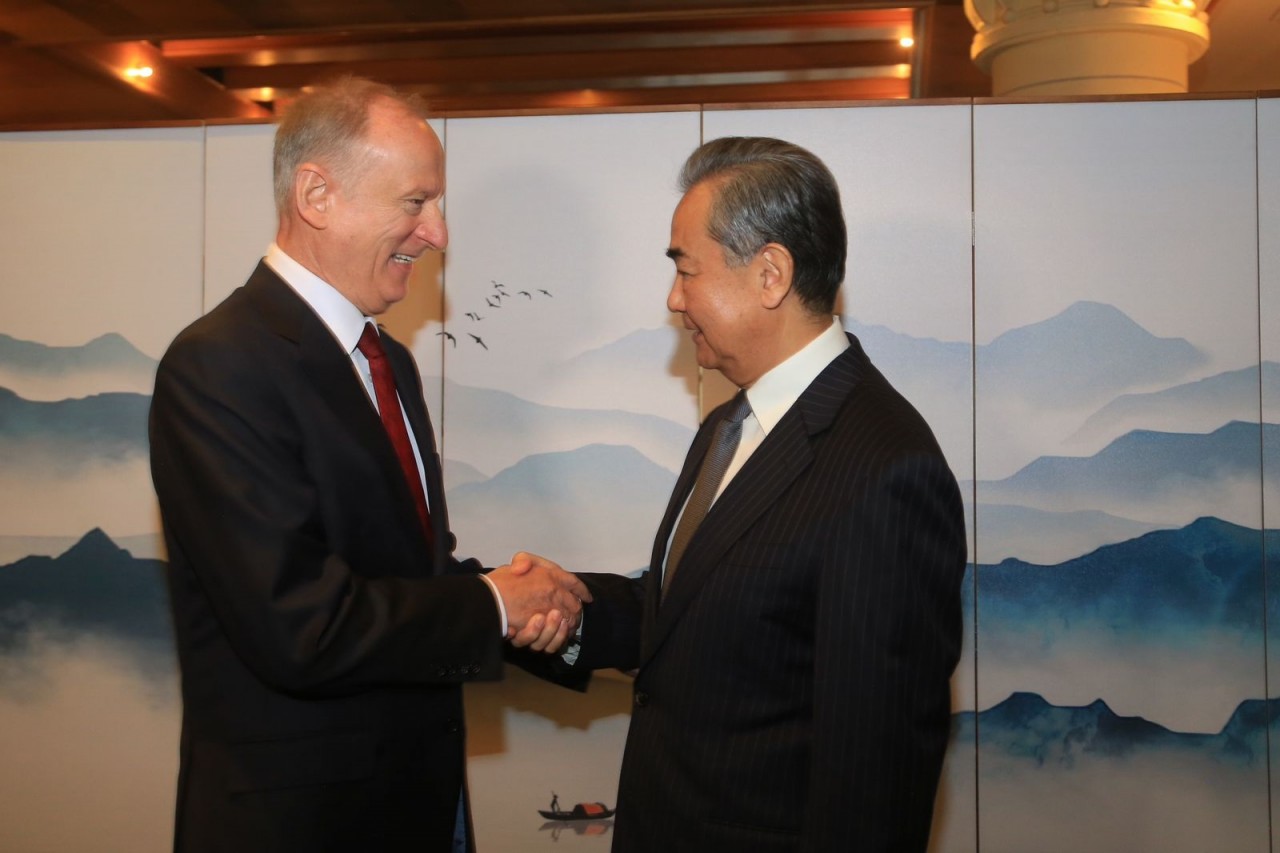 (07.25) Chủ nhiệm Văn phòng Ủy ban Công tác Đối ngoại Trung ương Đảng Cộng sản Trung Quốc Vương Nghị và Thư ký Hội đồng An ninh Nga, ông Nikolai Patrushev ngày 24/7 tại Nam Phi. (Nguồn: CGTN Africa) (07.25) Chủ nhiệm Văn phòng Ủy ban Công tác Đối ngoại Trung ương Đảng Cộng sản Trung Quốc Vương Nghị và Thư ký Hội đồng An ninh Nga, ông Nikolai Patrushev ngày 24/7 tại Nam Phi. (Nguồn: CGTN Africa)