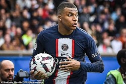 Al Hilal đề nghị mức lương hấp dẫn, Kylian Mbappe vẫn chọn ở lại thêm 1 năm với PSG