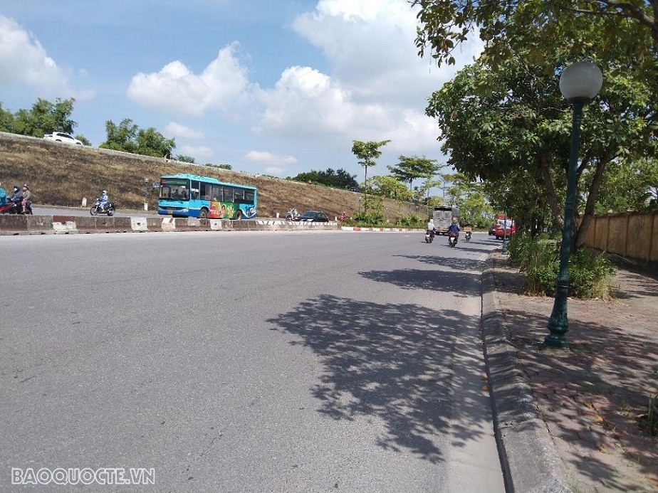 Xe máy, ô tô lưu hành giao thông khi trời nắng nóng ở Hà Nội. (Ảnh: N. N)