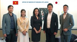 Tổng lãnh sự Vũ Chi Mai chào xã giao Thị trưởng Fukuoka