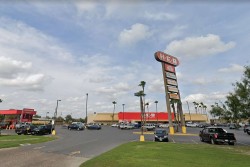 Mỹ: Bố mẹ đập cửa kính ô tô giải cứu con nhỏ bị bỏ quên trong xe