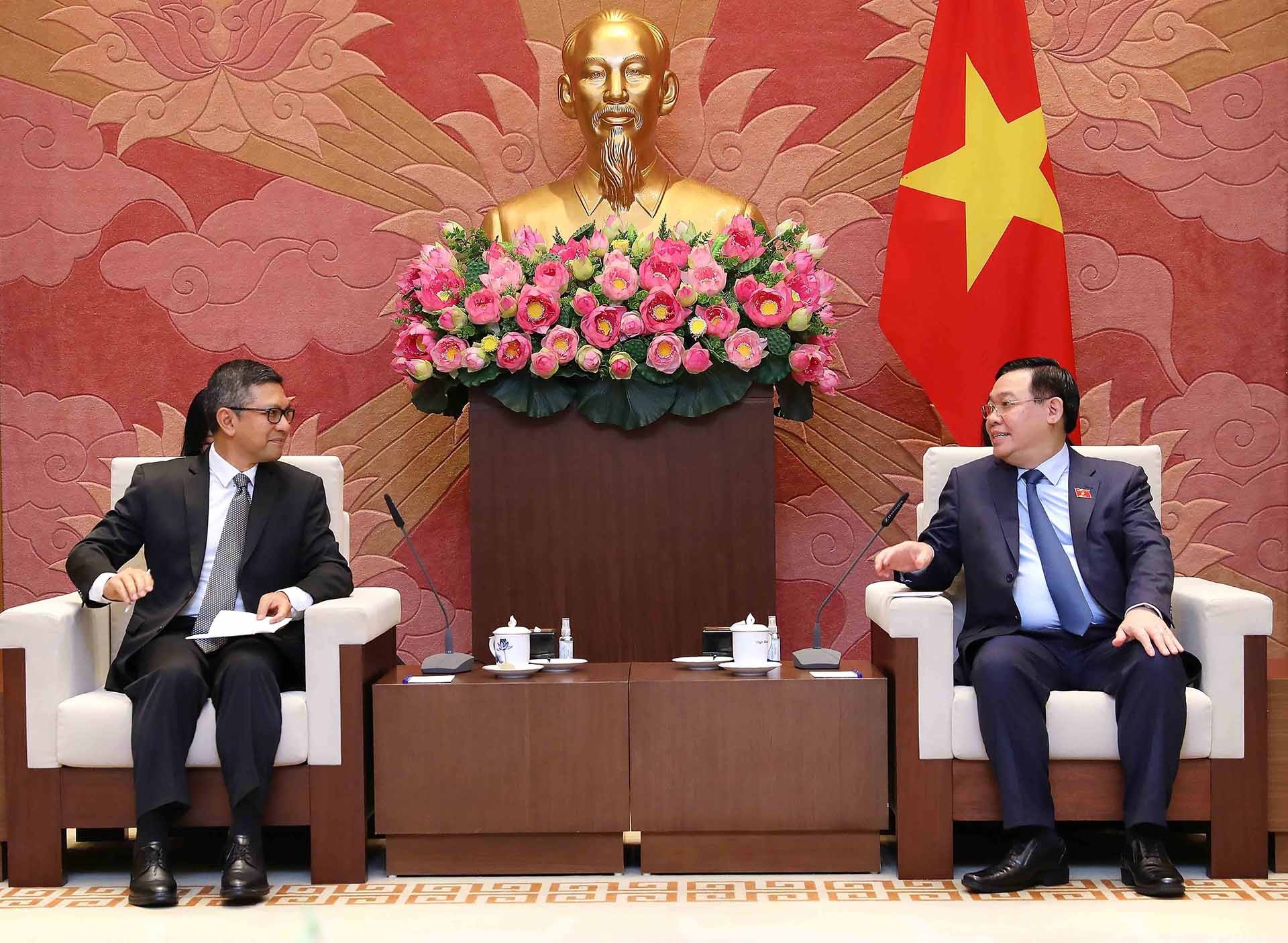 Chủ tịch Quốc hội Vương Đình Huệ tiếp Đại sứ Indonesia Denny Abdi. (Nguồn: TTXVN)