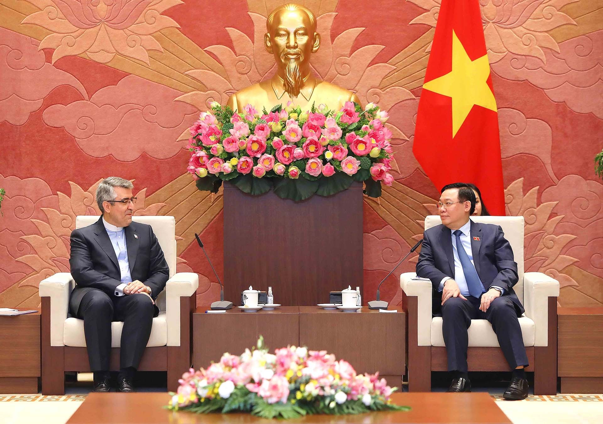 Chủ tịch Quốc hội Vương Đình Huệ tiếp Đại sứ Iran Ali Akbar Nazari. (Nguồn: TTXVN)