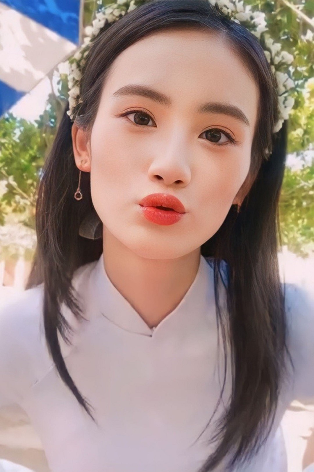 Ý Nhi với ngoại hình, biểu cảm đúng tuổi teen.