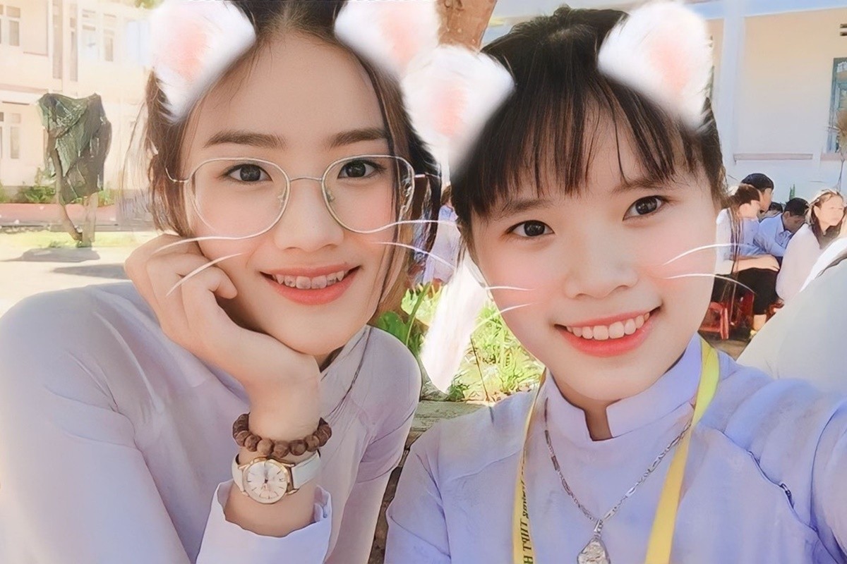 Thời trung học, Ý Nhi (bên trái) có đôi mắt long lanh, nụ cười rạng rỡ. 