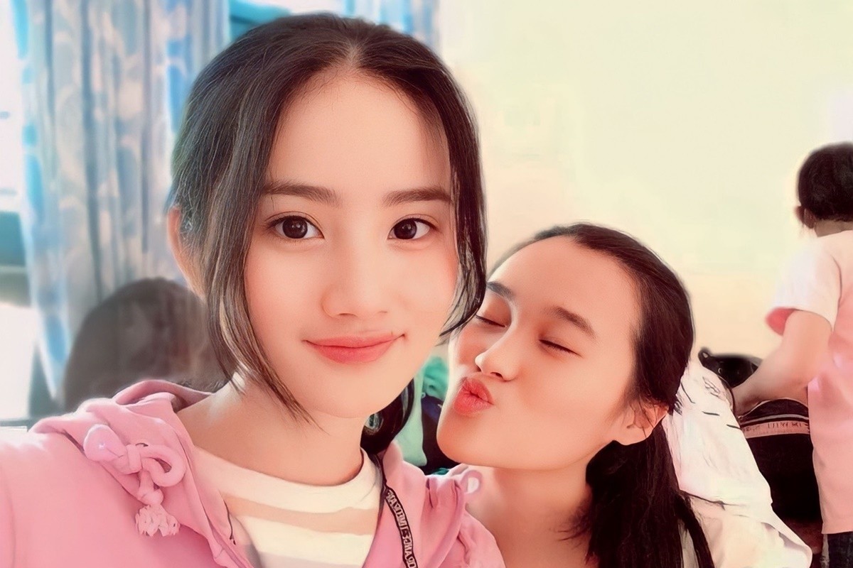 Cô được bạn bè nhận xét hiền lành, thân thiện.